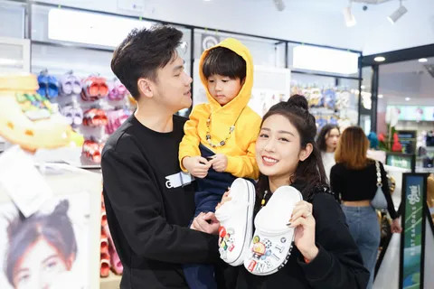 Đám đông người hâm mộ Crocs háo hức chờ đợi khám phá cửa hàng mới tại Vincom Đồng Khởi