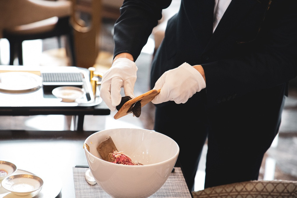 Đầu bếp bào lát nấm truffle tươi trực tiếp trước mặt thực khách, một phần trải nghiệm khi thưởng thức tô phở King tại Landmark 81.