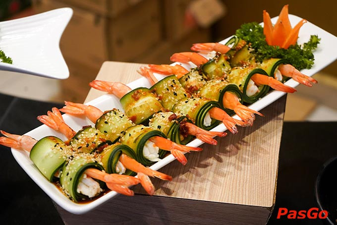 Đầu bếp chế biến món ăn tại Hoàng Yến Buffet Vincom