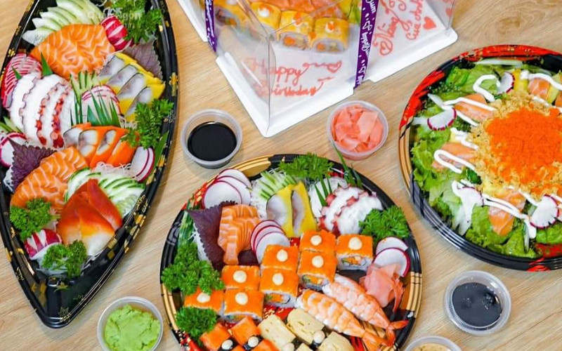 Đầu bếp đang chuẩn bị món sushi tươi ngon tại iSushi
