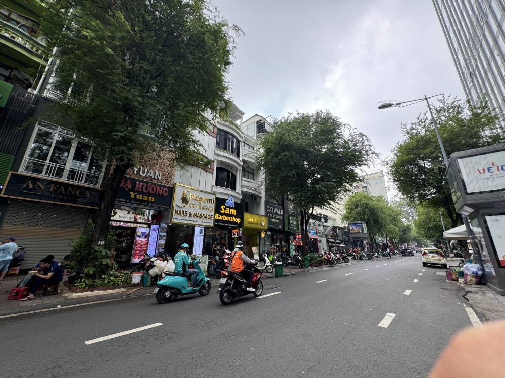 Di chuyển theo đường Lê Thánh Tôn để đến Vincom Center Đồng Khởi