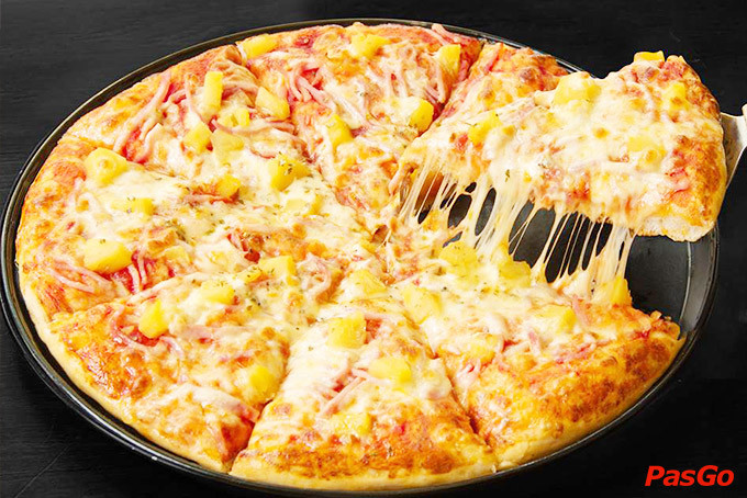 Đĩa pizza BBQ Chicken với màu sắc hấp dẫn, sẵn sàng phục vụ thực khách tại alfresco vincom long biên
