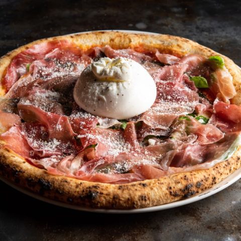 Đĩa pizza phô mai tươi Burrata và thịt Parma Ham tại Pizza 4P's Landmark 81