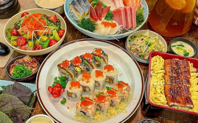 Đĩa sushi tươi ngon và đa dạng trên băng chuyền tại Sio Sushi, Hà Nội