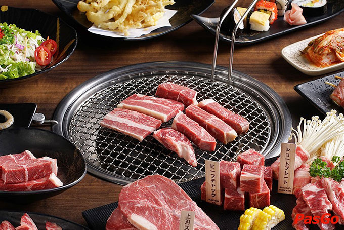 Đĩa thịt bò, hải sản tươi ngon chuẩn bị cho buffet nướng lẩu Yakimono.