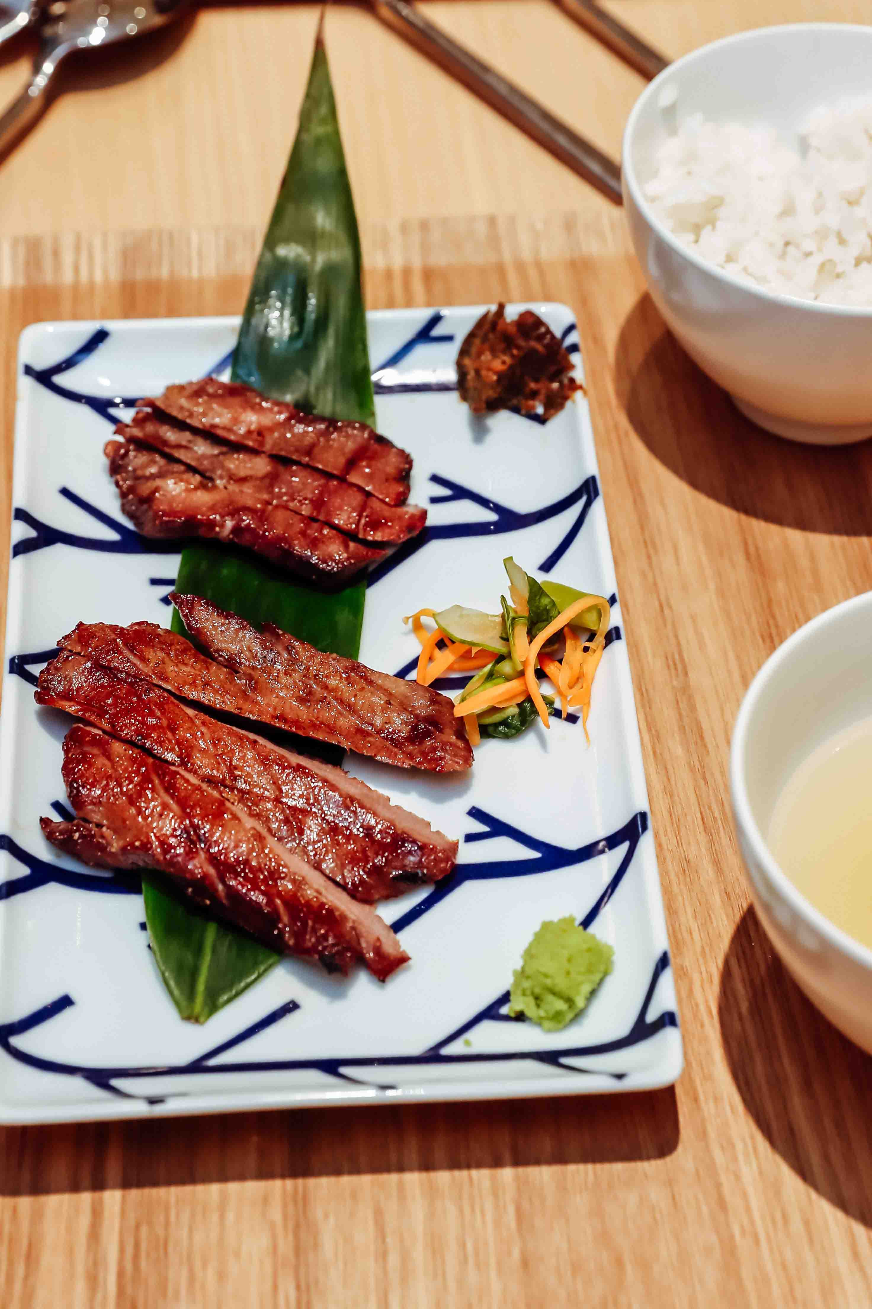 Đĩa Toro Gyutan Steak nướng đá cẩm thạch, món ngon tại Date Nariya Landmark 81.