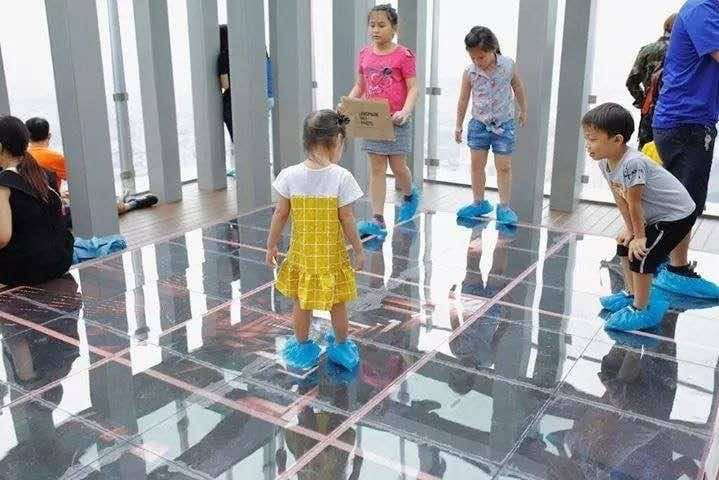 Điểm quan sát với ống nhòm tại Landmark 81 SkyView phù hợp cho trẻ em