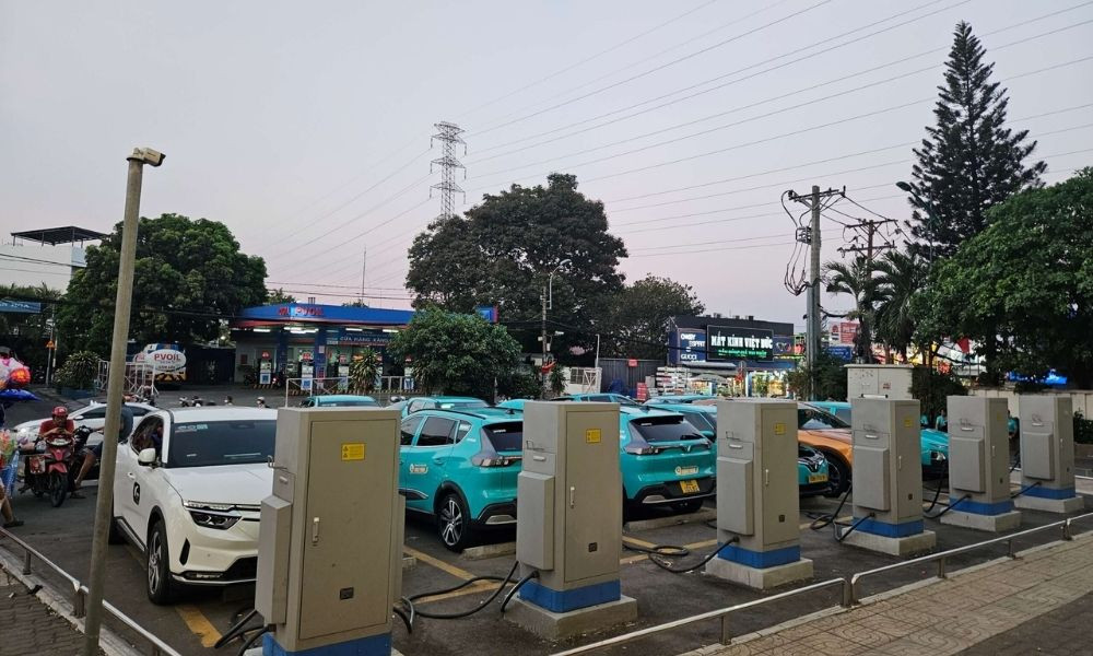 Điểm sạc xe điện VinFast được bố trí tại tầng hầm của Vincom Lê Văn Việt