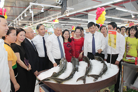 Đoàn lãnh đạo thăm quan các gian hàng bên trong Vincom Plaza Sơn La