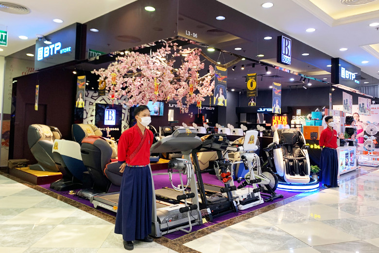 Đội ngũ nhân viên chuyên nghiệp sẵn sàng hỗ trợ khách hàng tại Vincom Plaza Thái Bình