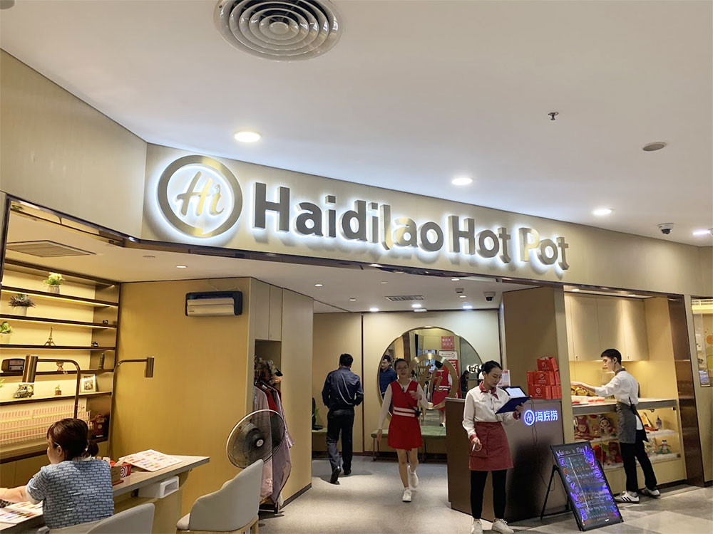 Đội ngũ nhân viên Haidilao hot pot phục vụ tận tình, chu đáo