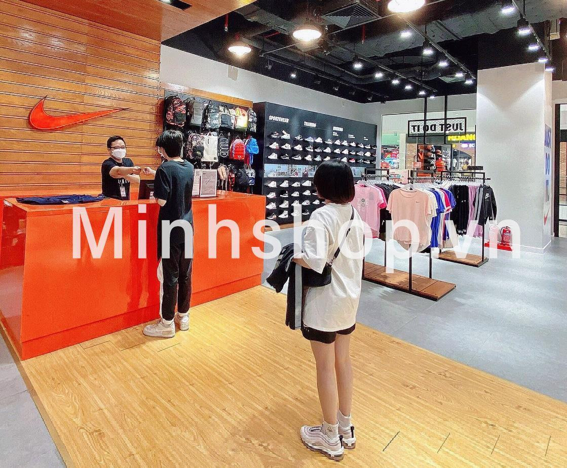 Đội ngũ nhân viên tận tâm, chuyên nghiệp tại cửa hàng Nike Đà Nẵng