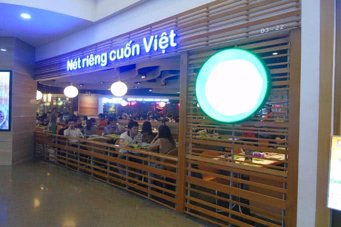 Đội ngũ nhân viên thân thiện tại Wrap &amp; Roll Vincom Đồng Khởi