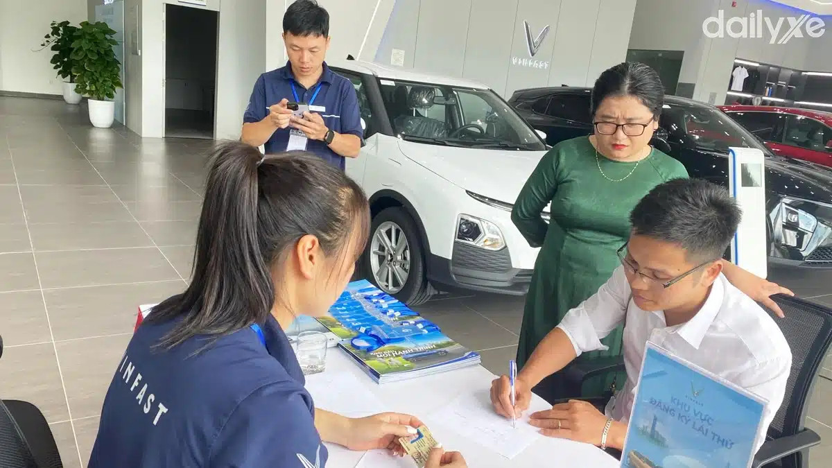 Đội ngũ nhân viên VinFast tại Showroom Vincom Plaza Kon Tum