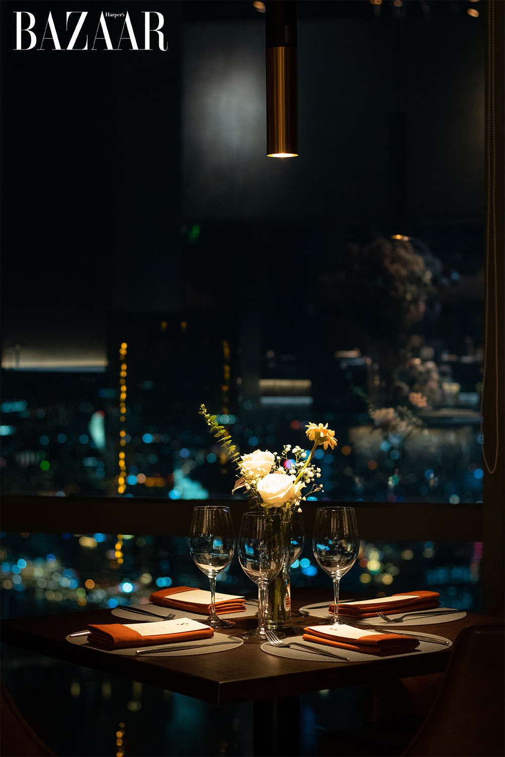 Đội ngũ phục vụ chuyên nghiệp tại nhà hàng S79 tầng 79 Landmark 81