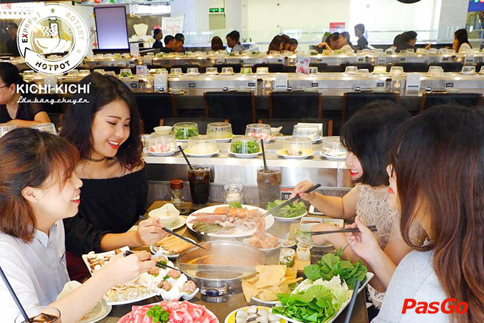 Dòng chảy món ăn liên tục trên băng chuyền của Kichi Kichi Vincom Nguyễn Chí Thanh