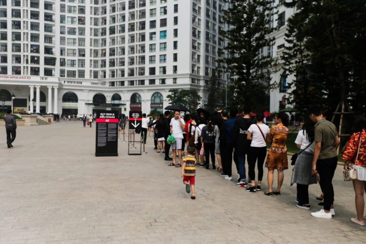 Dòng người dài xếp hàng chờ khai trương H&amp;M tại Hà Nội