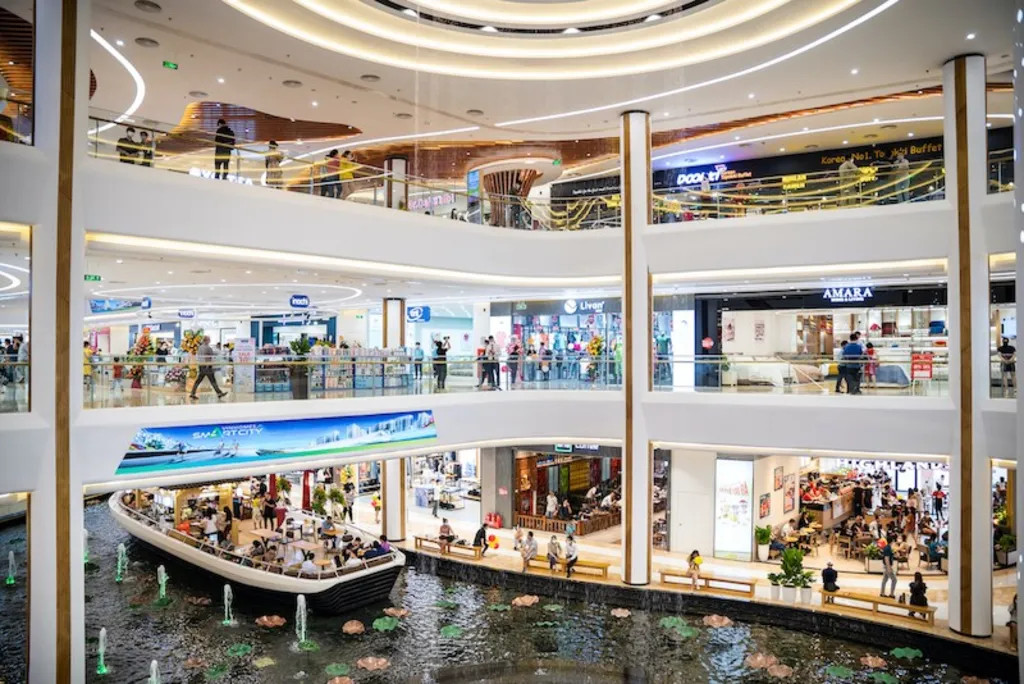 Dòng sông trong nhà kết hợp công nghệ hiện đại tại Vincom Mega Mall Smart City tạo không gian thư giãn.