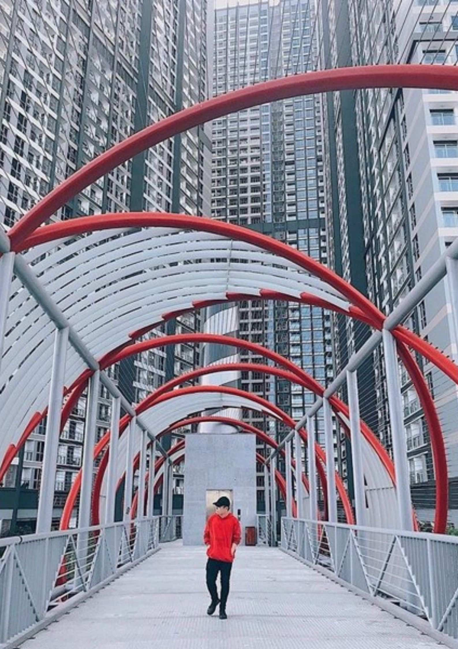 Du khách chụp ảnh lưu niệm trên cầu vượt đi bộ của Công viên bờ sông Landmark 81 Vinhomes Central Park