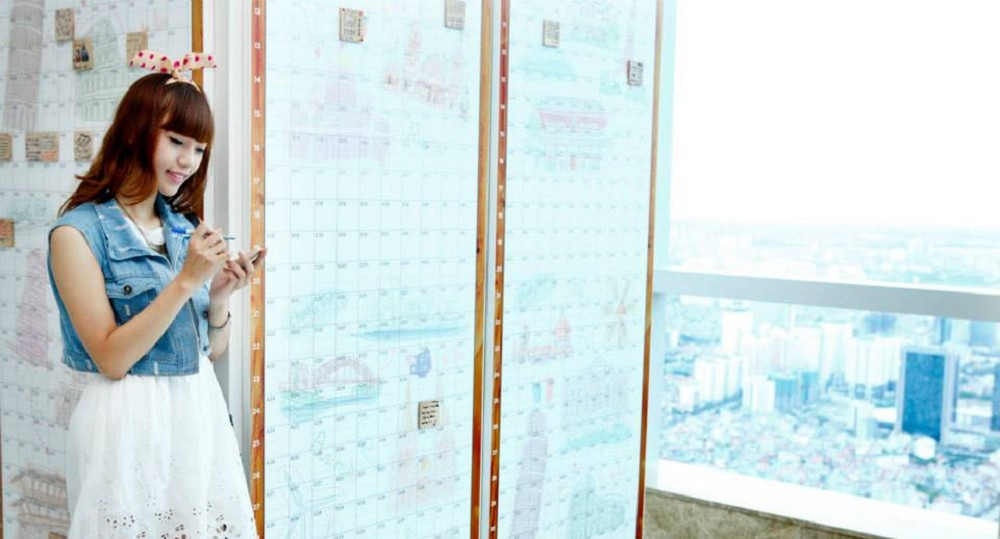 Du khách chụp ảnh tại bức tường Wish Wall đầy màu sắc ở Keangnam Landmark 72