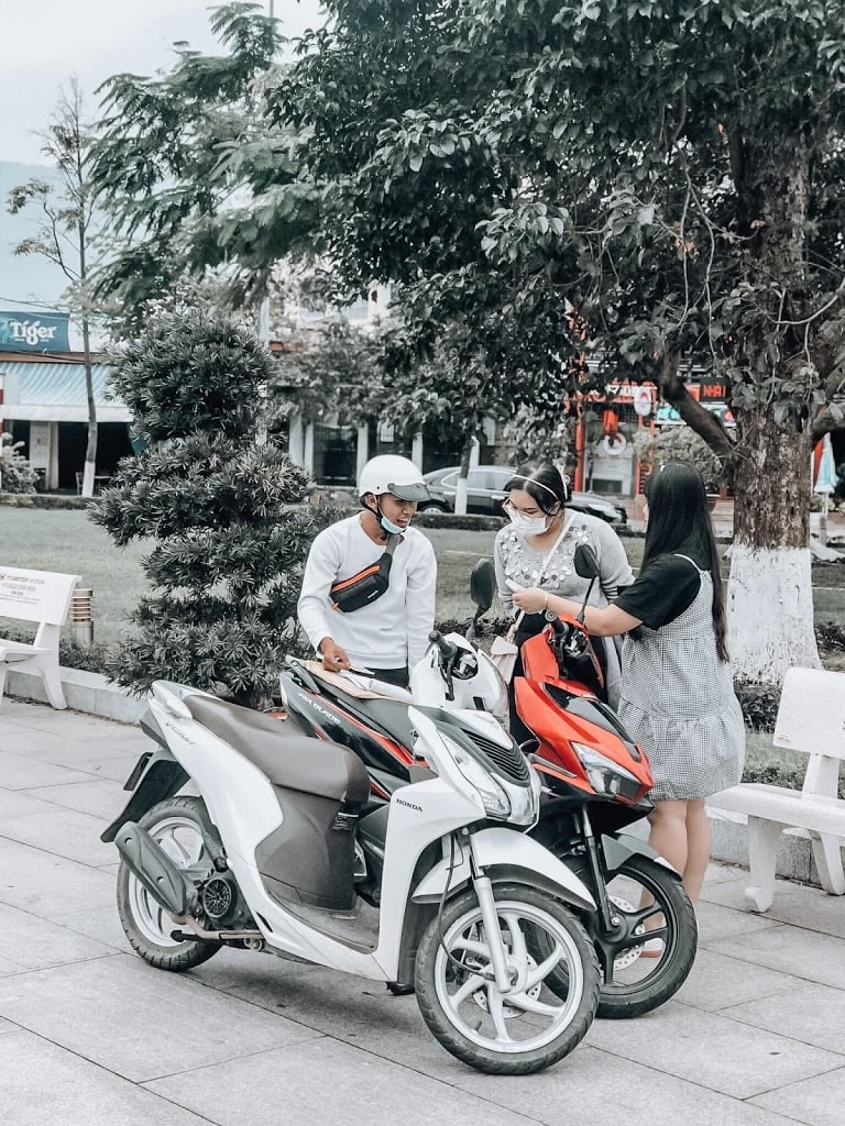 Du khách di chuyển bằng xe máy khám phá Hạ Long và ẩm thực Vincom