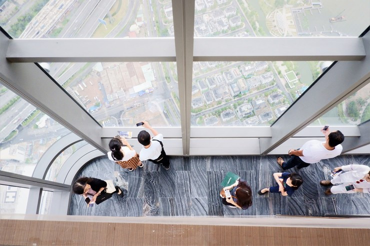 Du khách thích thú ngắm cảnh thành phố từ đài quan sát Landmark 81 Skyview