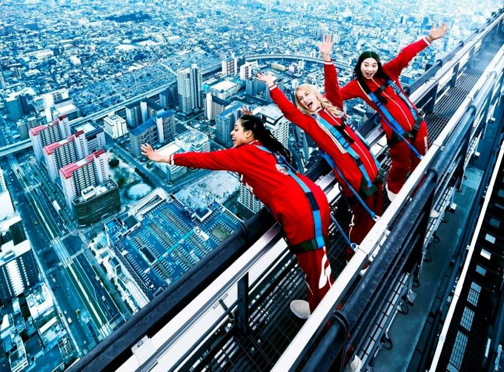 Du khách trải nghiệm Skytouch tại Landmark 81, với cảm giác đứng trên cao và ngắm nhìn toàn cảnh tuyệt đẹp.