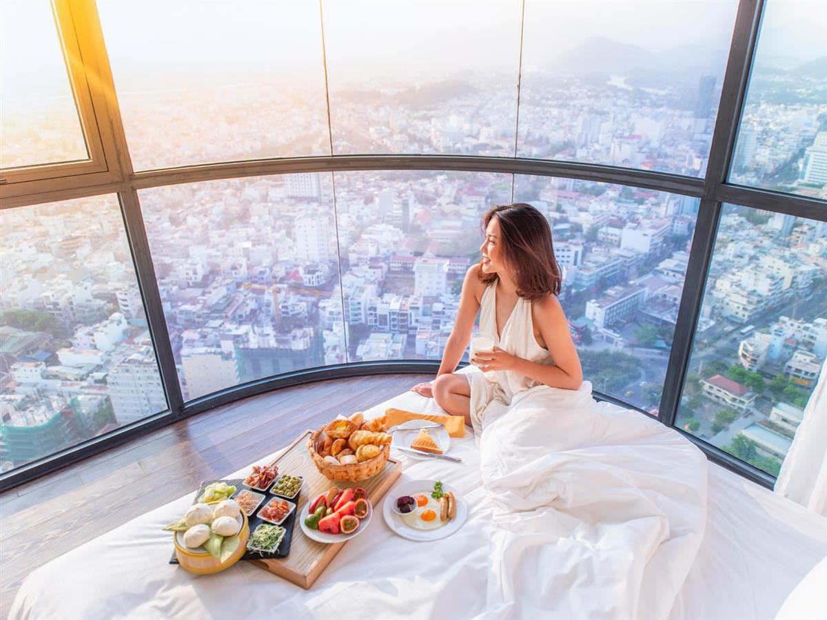 Du khách trải nghiệm Skyview sau khi vào qua cổng chính Landmark 81