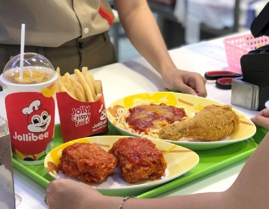 Đùi gà rán giòn rụm và khoai tây chiên hấp dẫn tại Jollibee Vincom Sóc Trăng