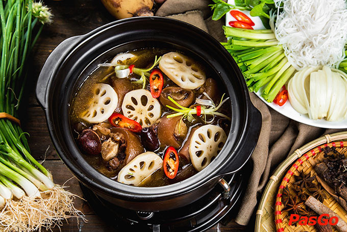 Đuôi bò hầm ngũ vị thơm ngon, hấp dẫn tại nhà hàng đặc sản Huế trên tầng BH Vincom