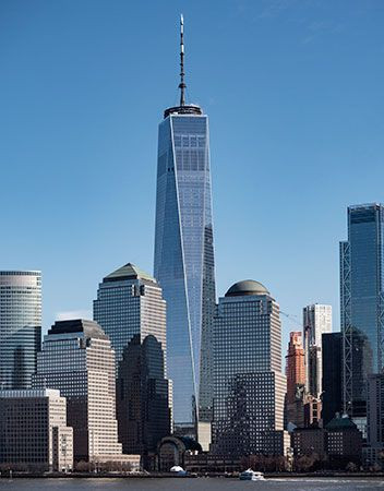 Đường chân trời Manhattan với One World Trade Center, một ví dụ khác về tòa nhà chọc trời đóng vai trò quan trọng trong việc định hình hình ảnh thành phố.