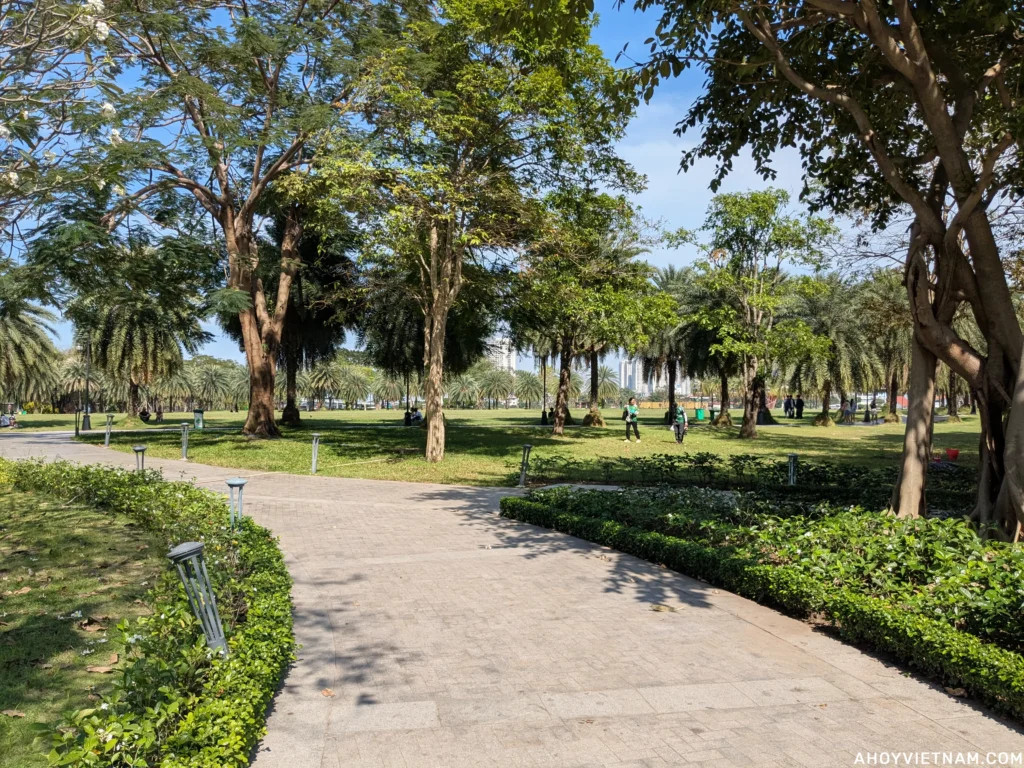 Đường lát đá và những hàng cây tại Công viên Central Park