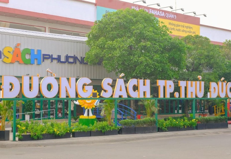 Đường Sách Thủ Đức gần Vincom Lê Văn Việt, thư giãn sau khi ăn uống