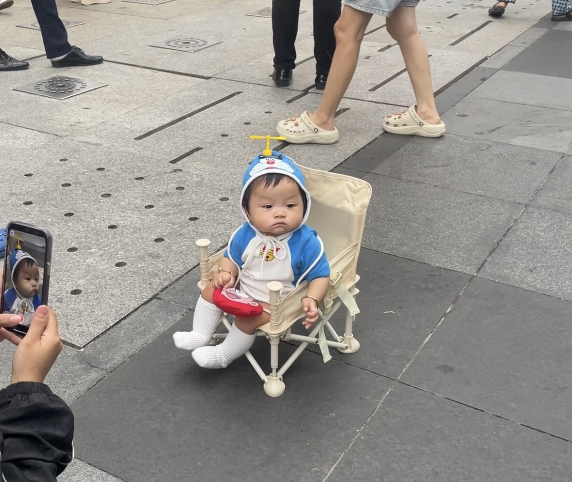 Em bé đáng yêu trong trang phục Doraemon vui chơi tại Vincom Landmark 81