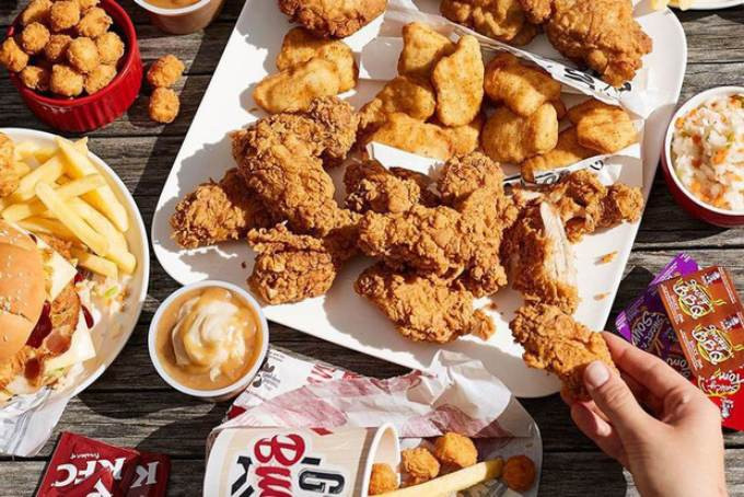 Gà rán KFC Bà Triệu giòn rụm và hấp dẫn