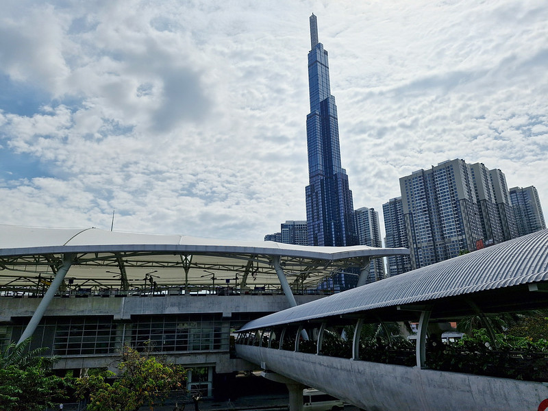 Ga Tân Cảng nhìn về Landmark 81 và Vinhomes Central Park, minh họa sự kết nối với ga metro Landmark 81