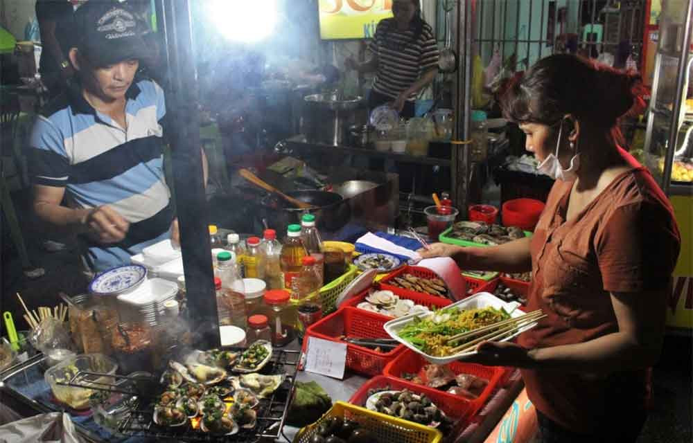 Ghé bờ kè nhất định phải thưởng thức thử ốc xào.
