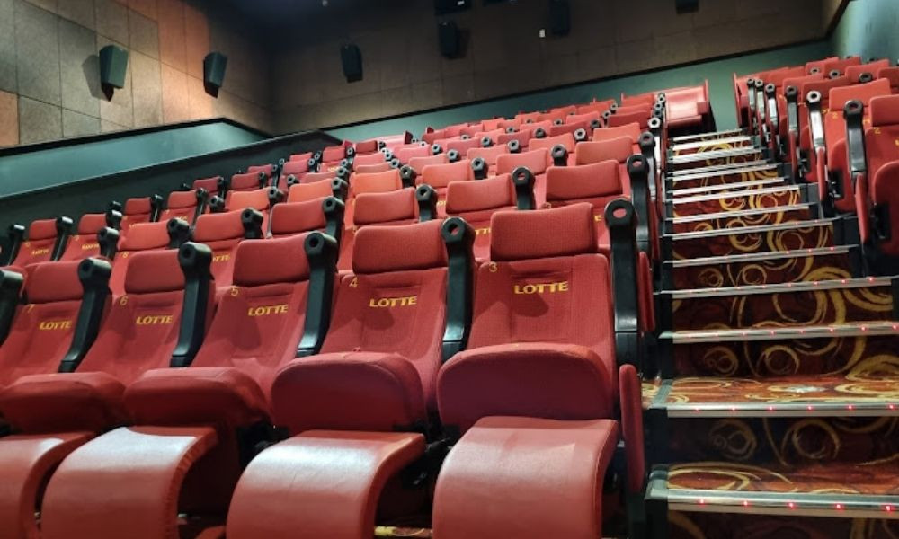 Ghế ngồi sạch sẽ và tiện nghi trong phòng chiếu Lotte Cinema Cantavil, đảm bảo trải nghiệm xem phim tốt