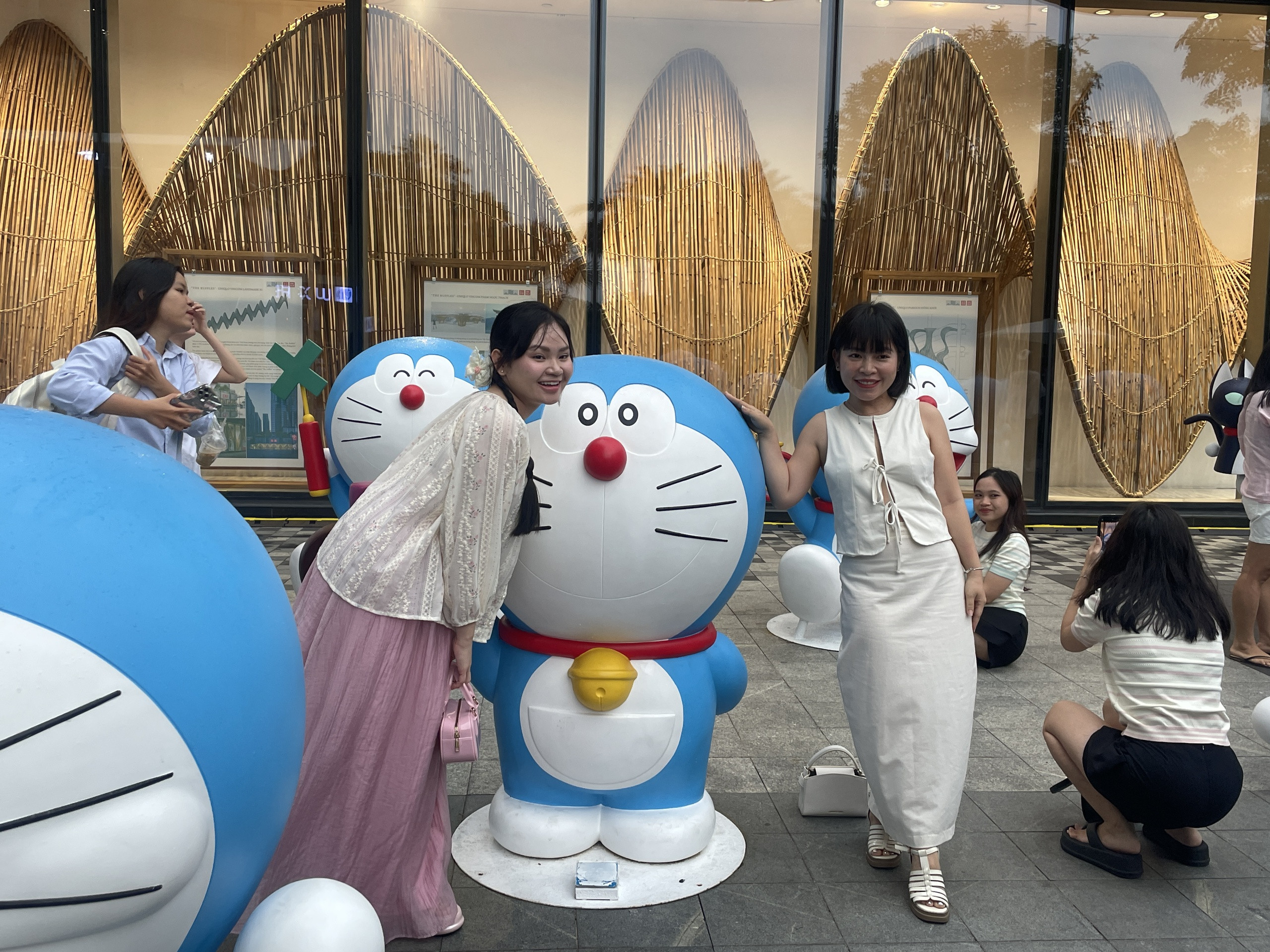 Gia đình chụp ảnh cùng Doraemon và bảo bối cửa thần kỳ tại sự kiện ở Landmark 81