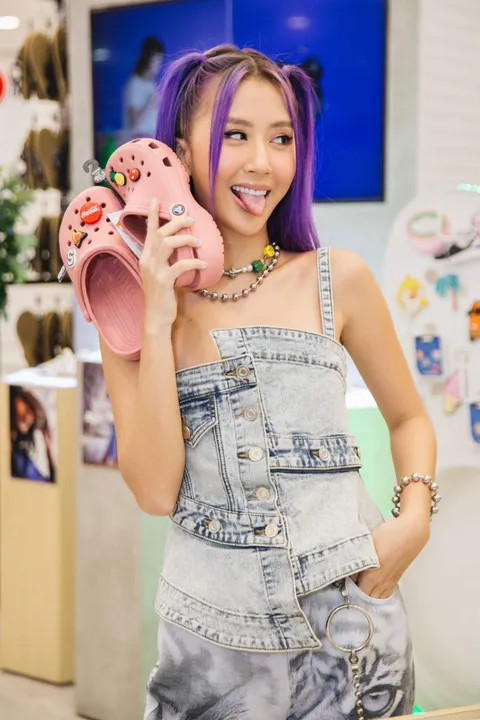 Gia đình Xoài vui vẻ thử giày Crocs, tận hưởng không khí sôi động của buổi ra mắt