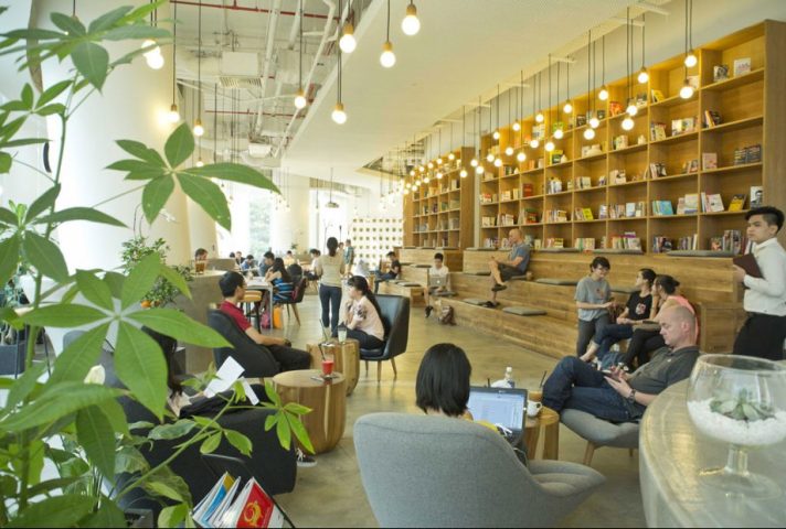 Giá sách treo ngược độc đáo tại Work Cafe Vincom Bà Triệu