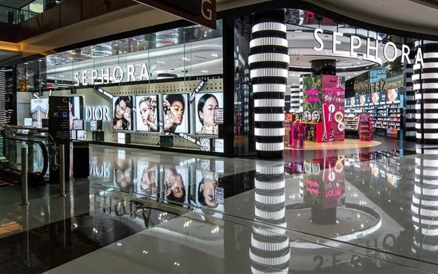 Gian hàng Sephora với đa dạng mỹ phẩm và sản phẩm chăm sóc da cao cấp, đáp ứng nhu cầu làm đẹp.