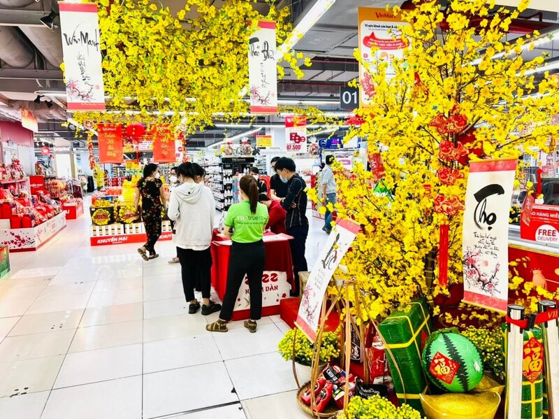 Gian hàng siêu thị WinMart tại Vincom Mega Mall Thảo Điền cung cấp đa dạng các sản phẩm thiết yếu.