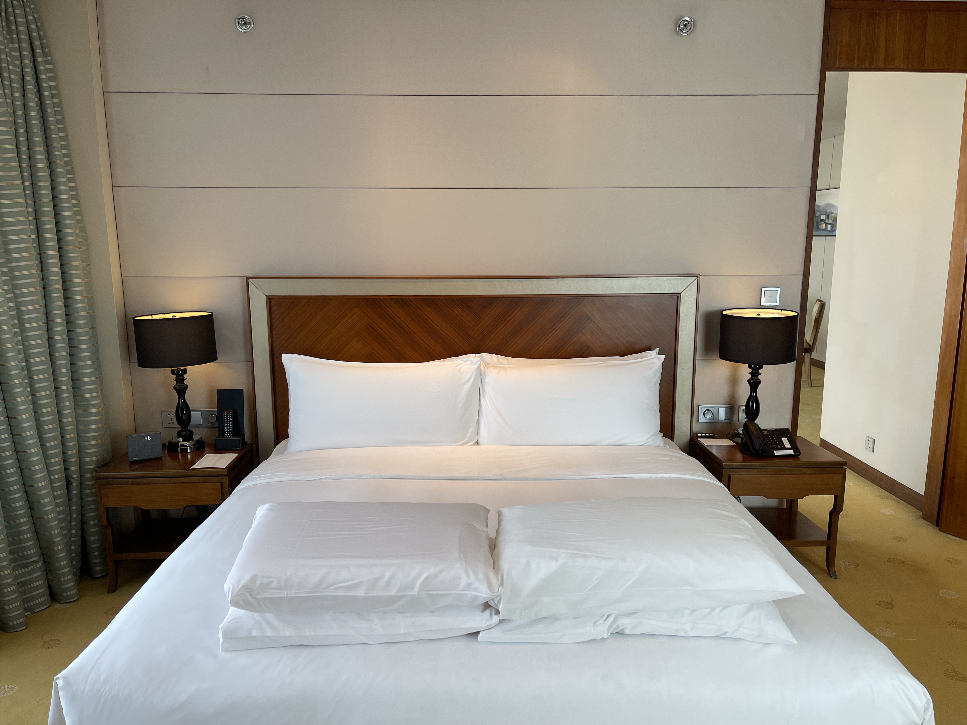 Giường ngủ cỡ lớn sang trọng trong Junior Suite tại InterContinental Hanoi Landmark Hotel