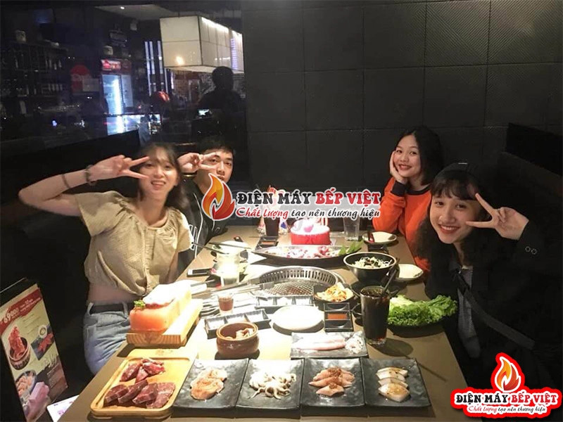 Góc bếp nướng tại bàn đang chuẩn bị cho thực khách tại Sumo BBQ Vincom Thảo Điền