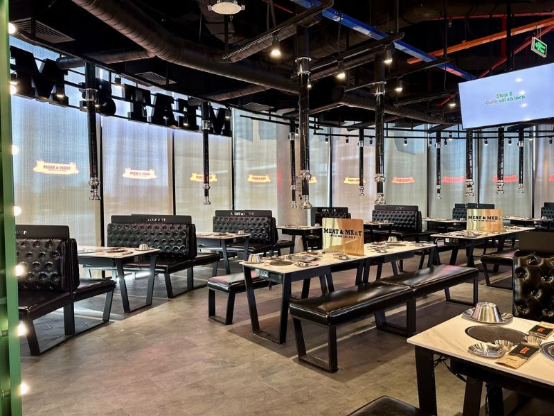 Góc không gian ấm cúng và hiện đại tại Meat &amp; Meet, thu hút thực khách.
