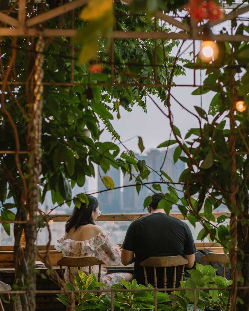 Góc ngồi ấm cúng với view Landmark 81 tại Thương Rooftop