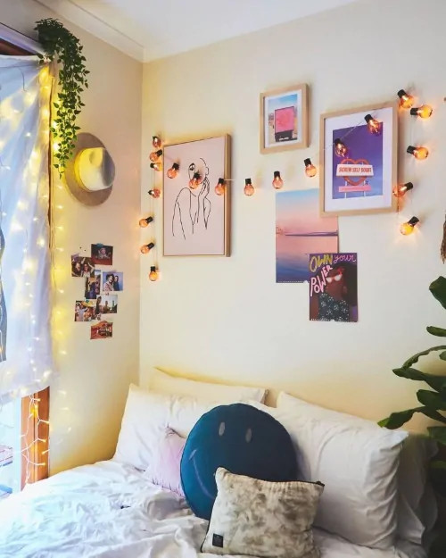 Góc phòng ngủ được trang trí với phụ kiện decor Typo tạo không gian thư giãn