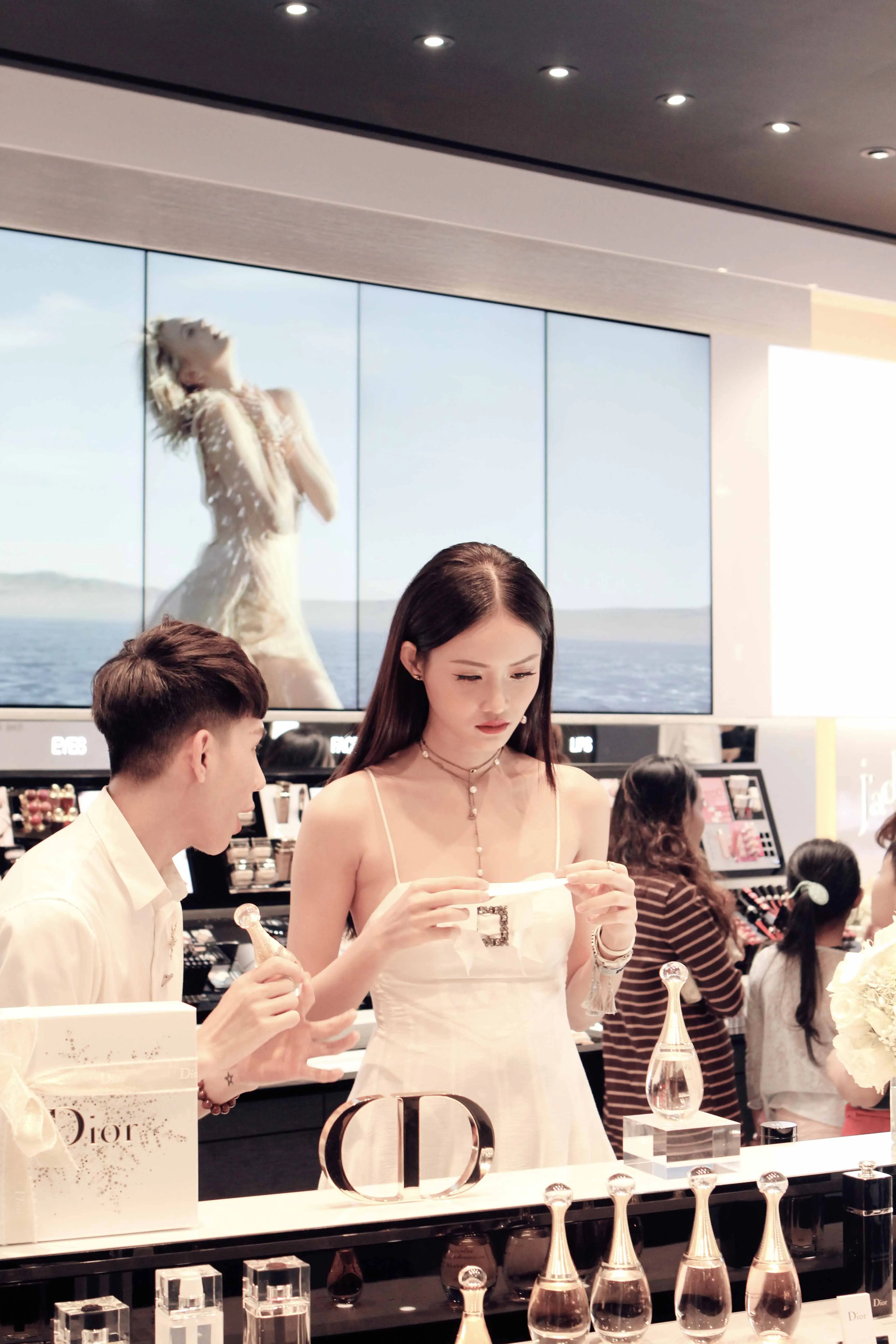 Góc trải nghiệm trang điểm tại cửa hàng Dior Vincom Đồng Khởi, nơi khách hàng nhận tư vấn chuyên sâu.