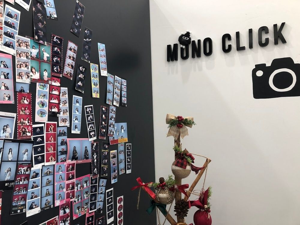 Góc trưng bày ảnh khách hàng tại MonoClick Chùa Bộc, một photobooth được yêu thích